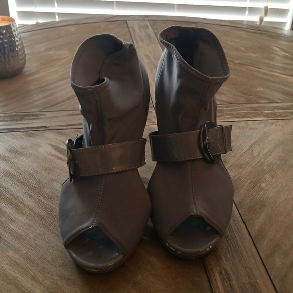 Heels - Picture 2 of 2